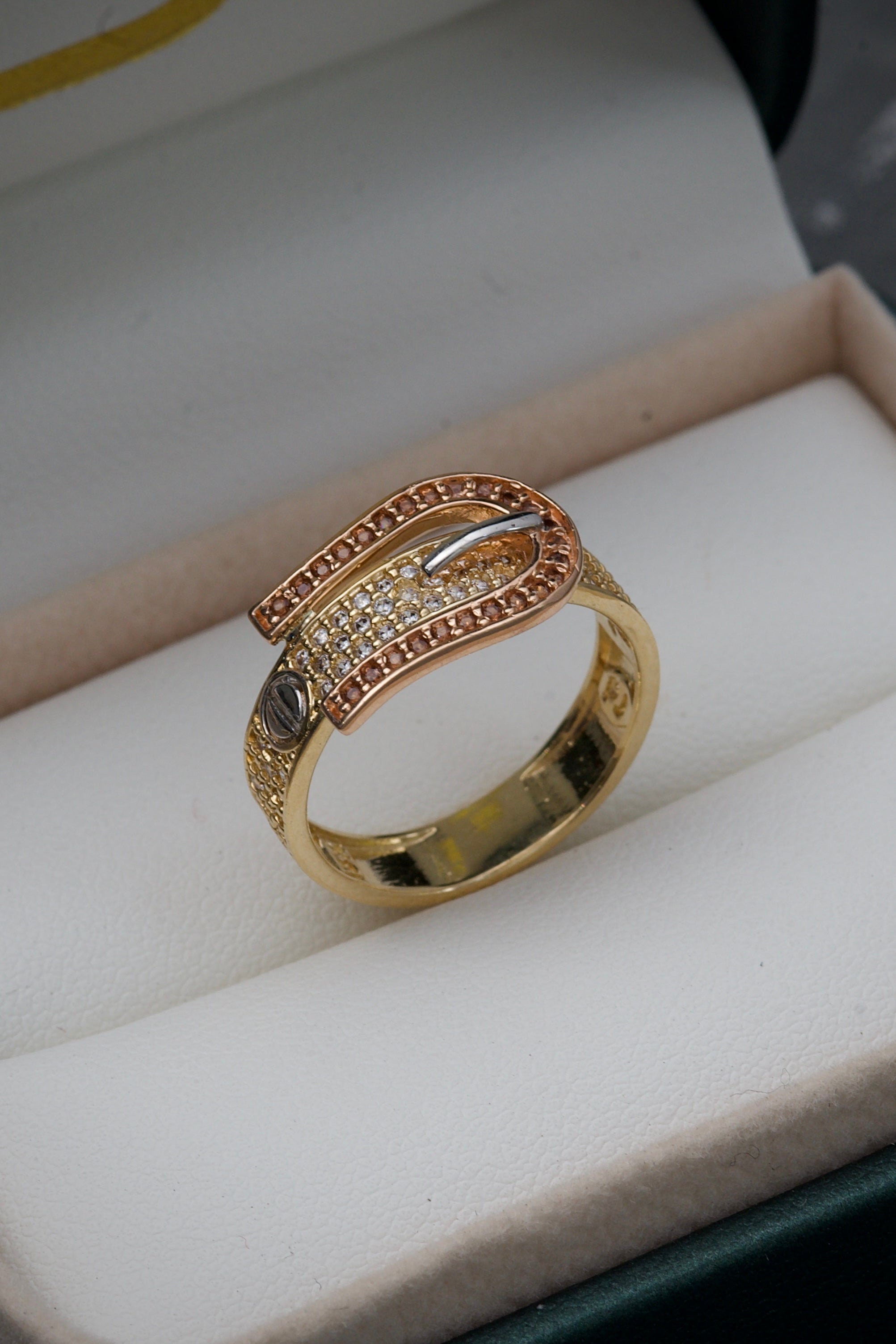 Anillo de correa con swrovski blanco 4.2gr / Talla: 6 1/4 Tres Oros Nac B