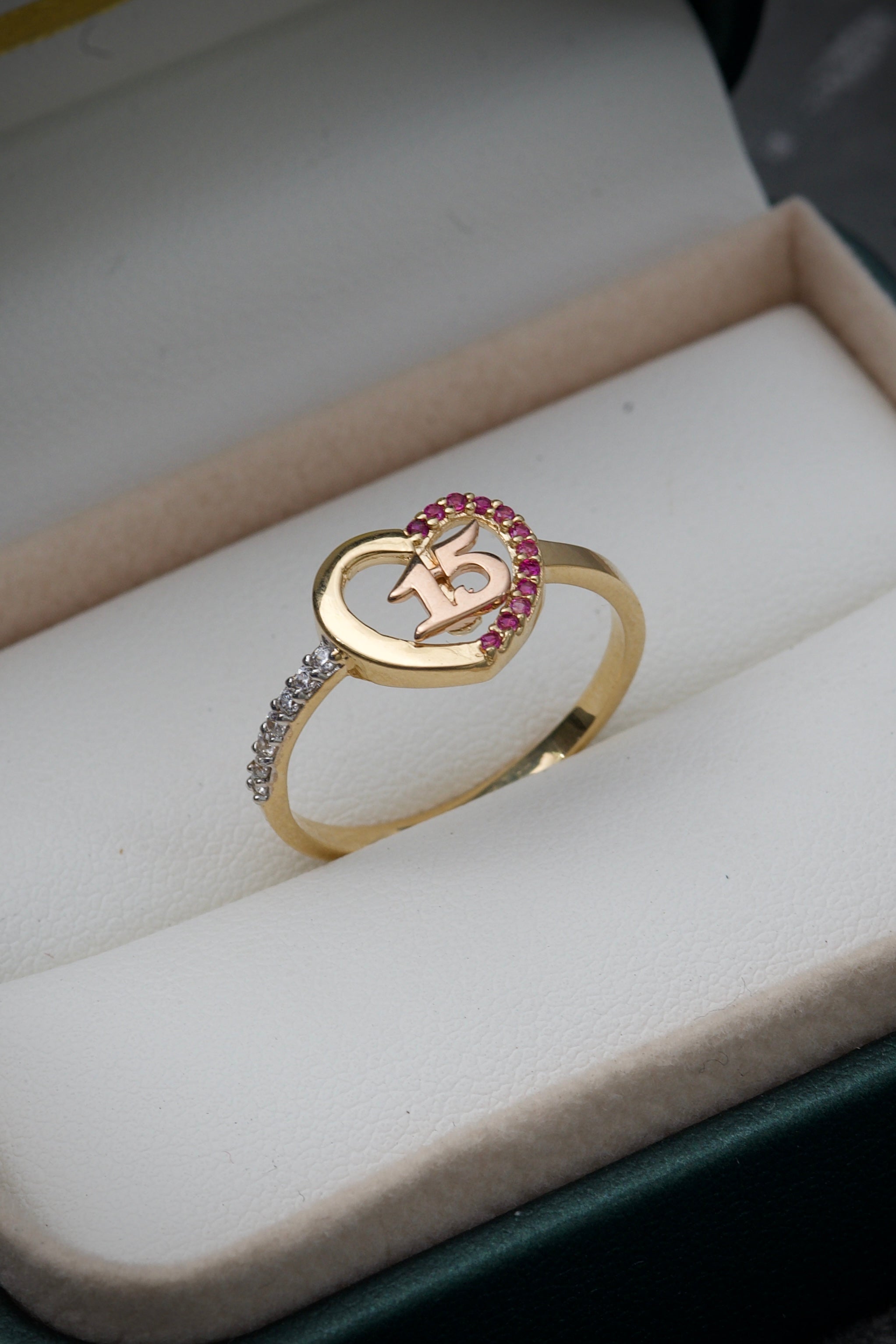 Anillo de 15s con swarovski fucsia y blanco 2.4gr / Talla 7 3/4  Dos Oros Nac B