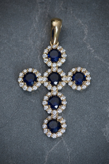 Dije cruz con swarovski blanco y azul 3.45gr / Largo 3.7cm — Oro Amarillo