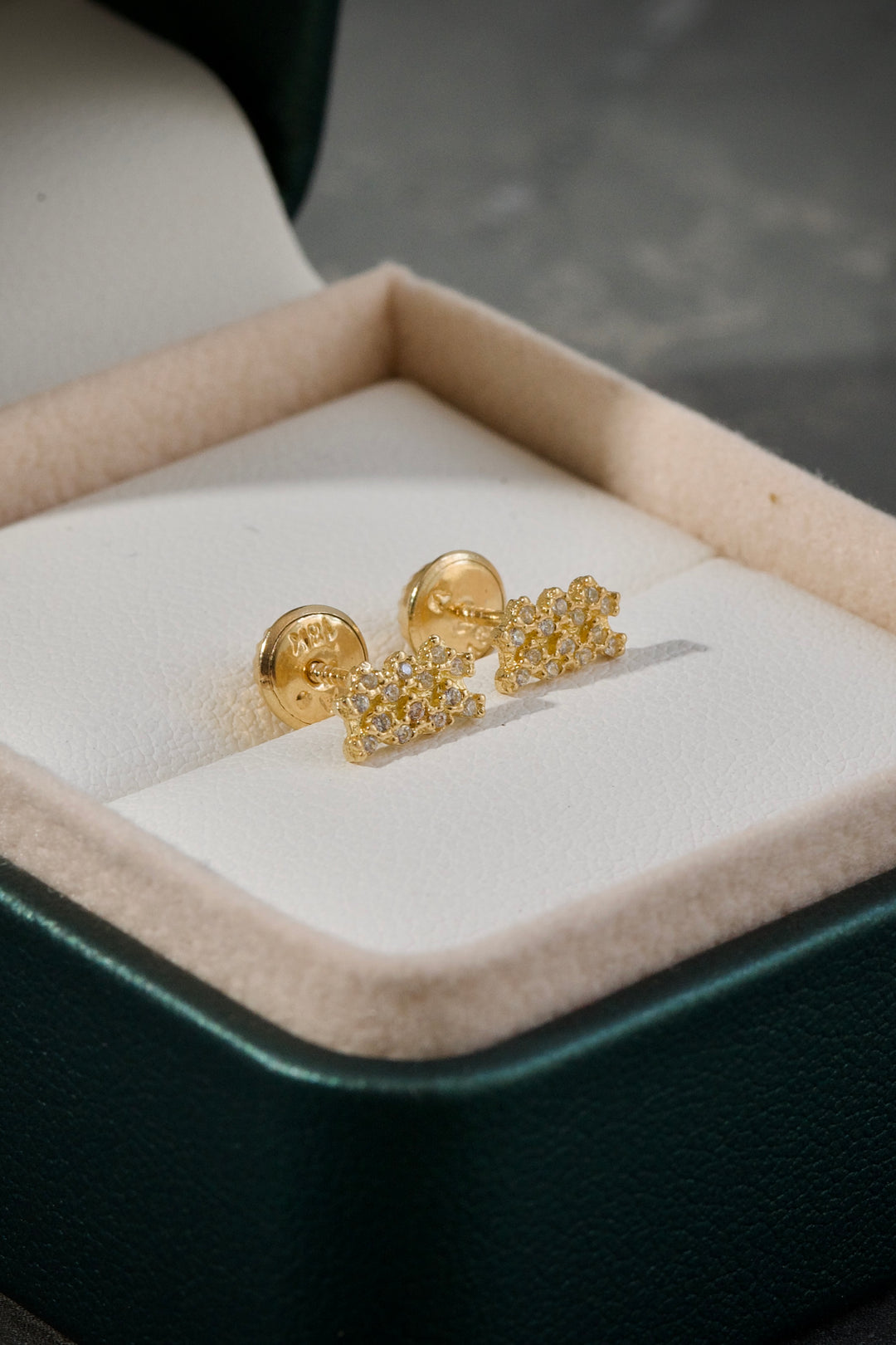Topos de signo zodical acuario 0.85gr / Largo 0.2cm — Oro Amarillo