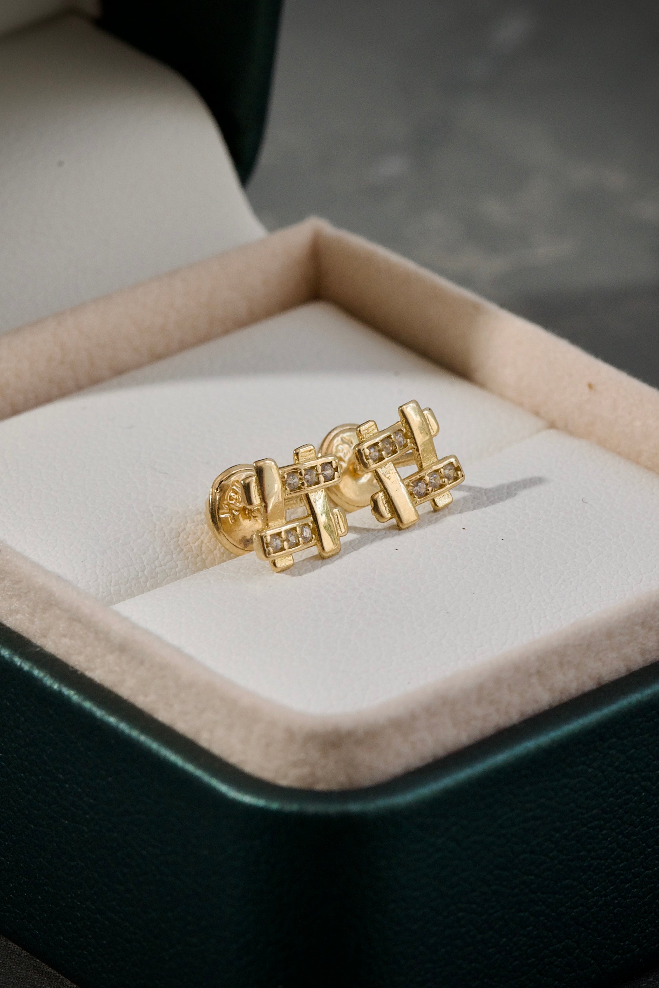 Topos de numeral con swarovski blanco 1.1gr / Largo 0.6cm / Oro Amarillo Nac M