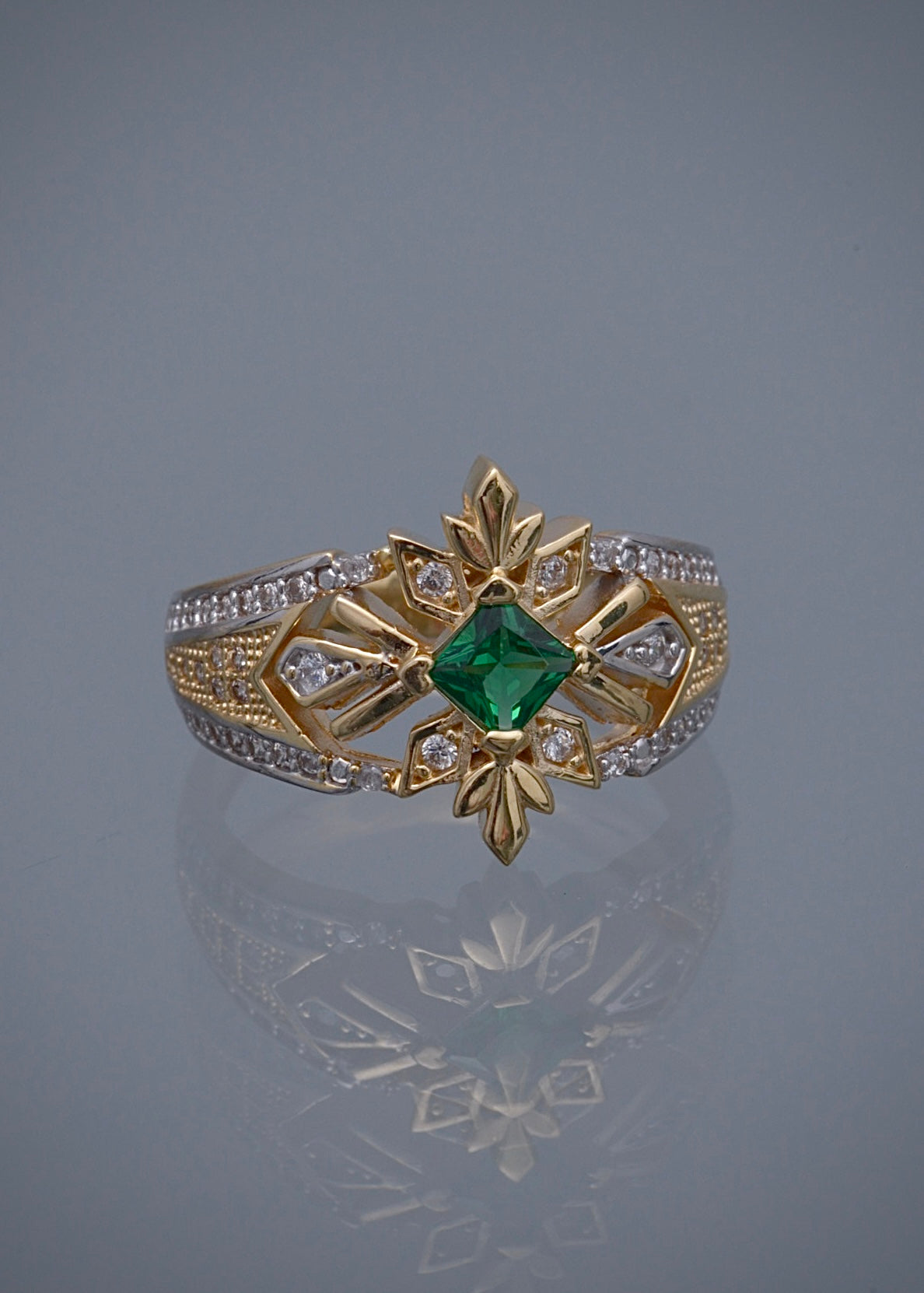 Anillo con swarovski verde y blanco 6.15gr / TALLA 6 3/4 / Oro Amarillo  Nac B