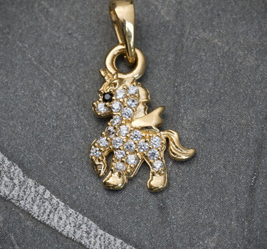 Dije de unicornio con swarovski blanco y negro 0.9gr / 1.8cm / Oro Amarillo Nac B