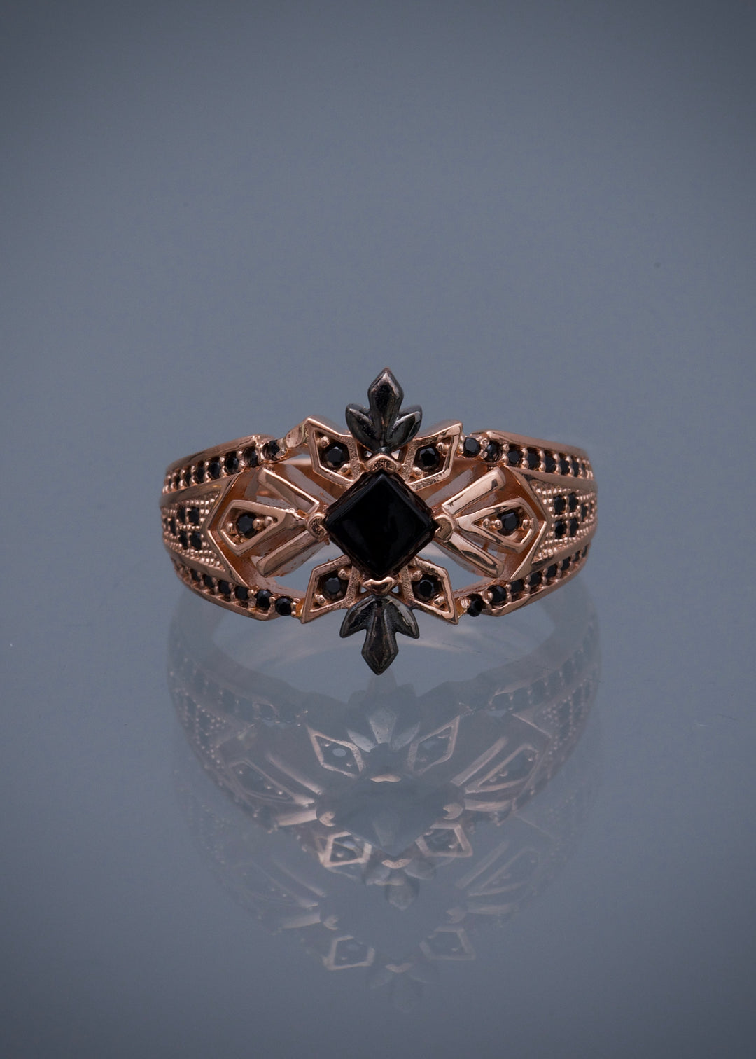 Anillo con swarovski negro 6.2gr / Talla 7 1/4 — Oro Rosado
