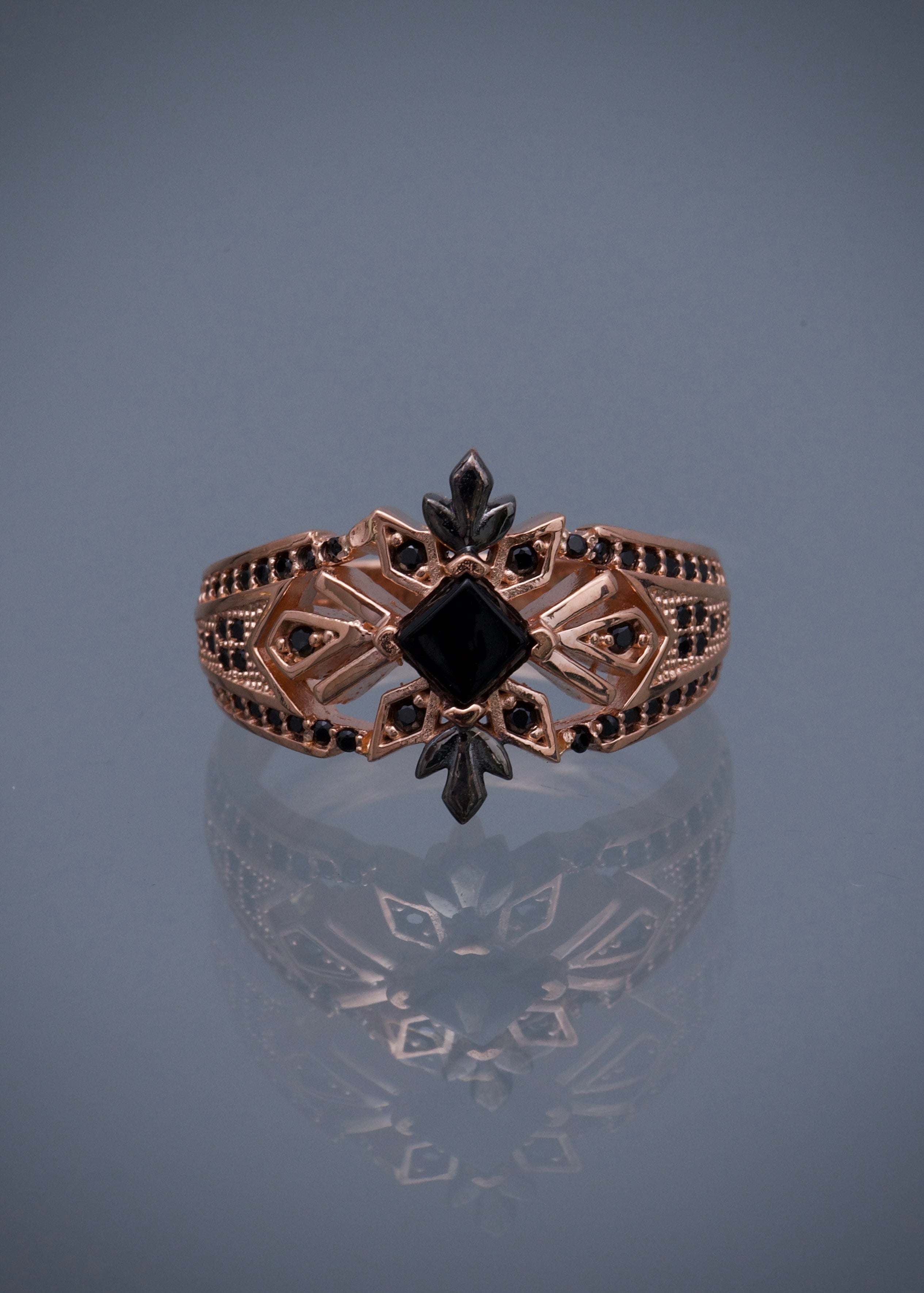 Anillo con swarovski negro 6.2gr / TALLA 7 1/4 / Oro Rosado Nac M
