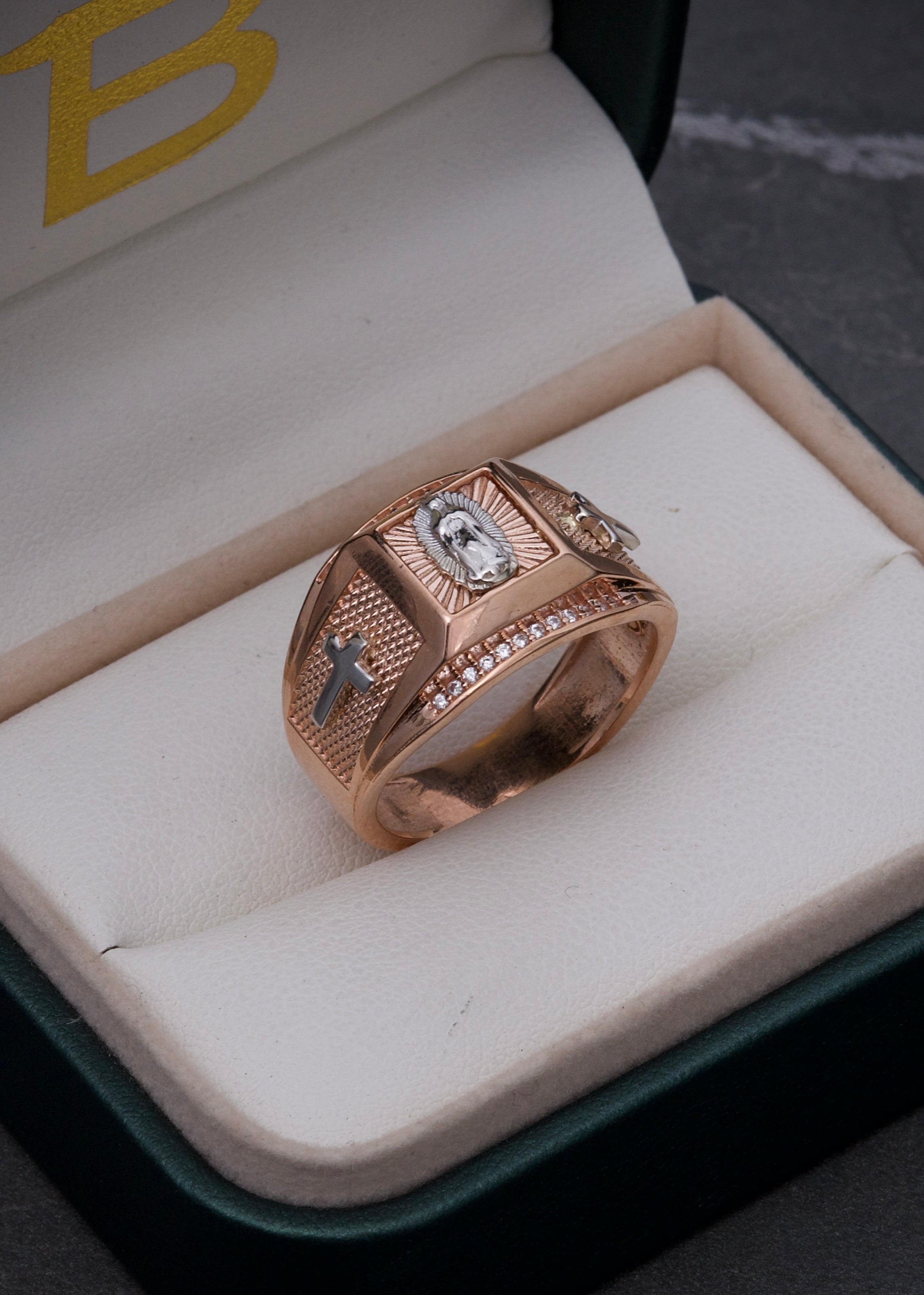 Anillo virgen de guadalupe con swarovski blanco 12.3gr / TALLA 10 / Dos oros Nac P