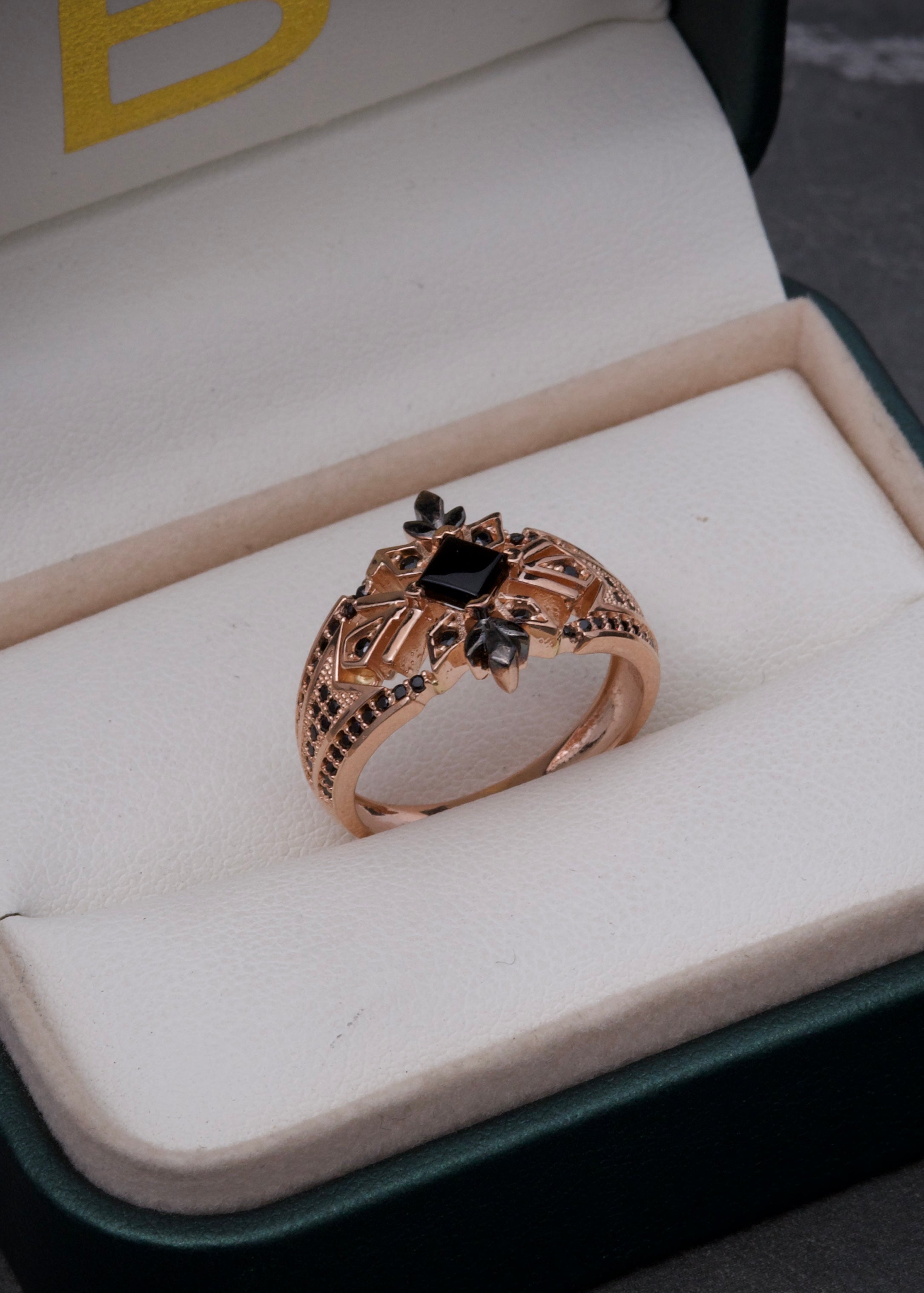 Anillo con swarovski negro 6.2gr / TALLA 7 1/4 / Oro Rosado Nac M