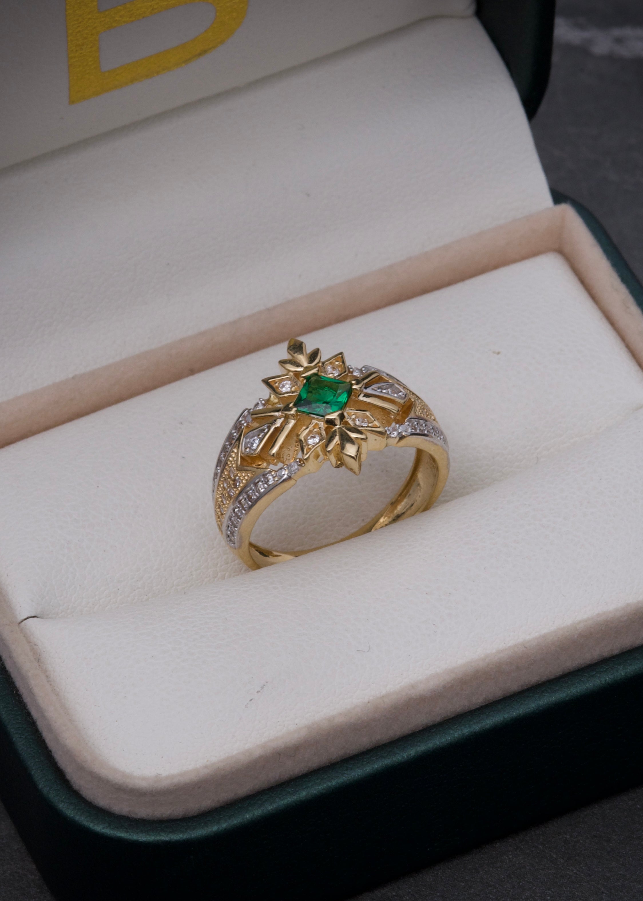 Anillo con swarovski verde y blanco 6.15gr / TALLA 6 3/4 / Oro Amarillo  Nac B