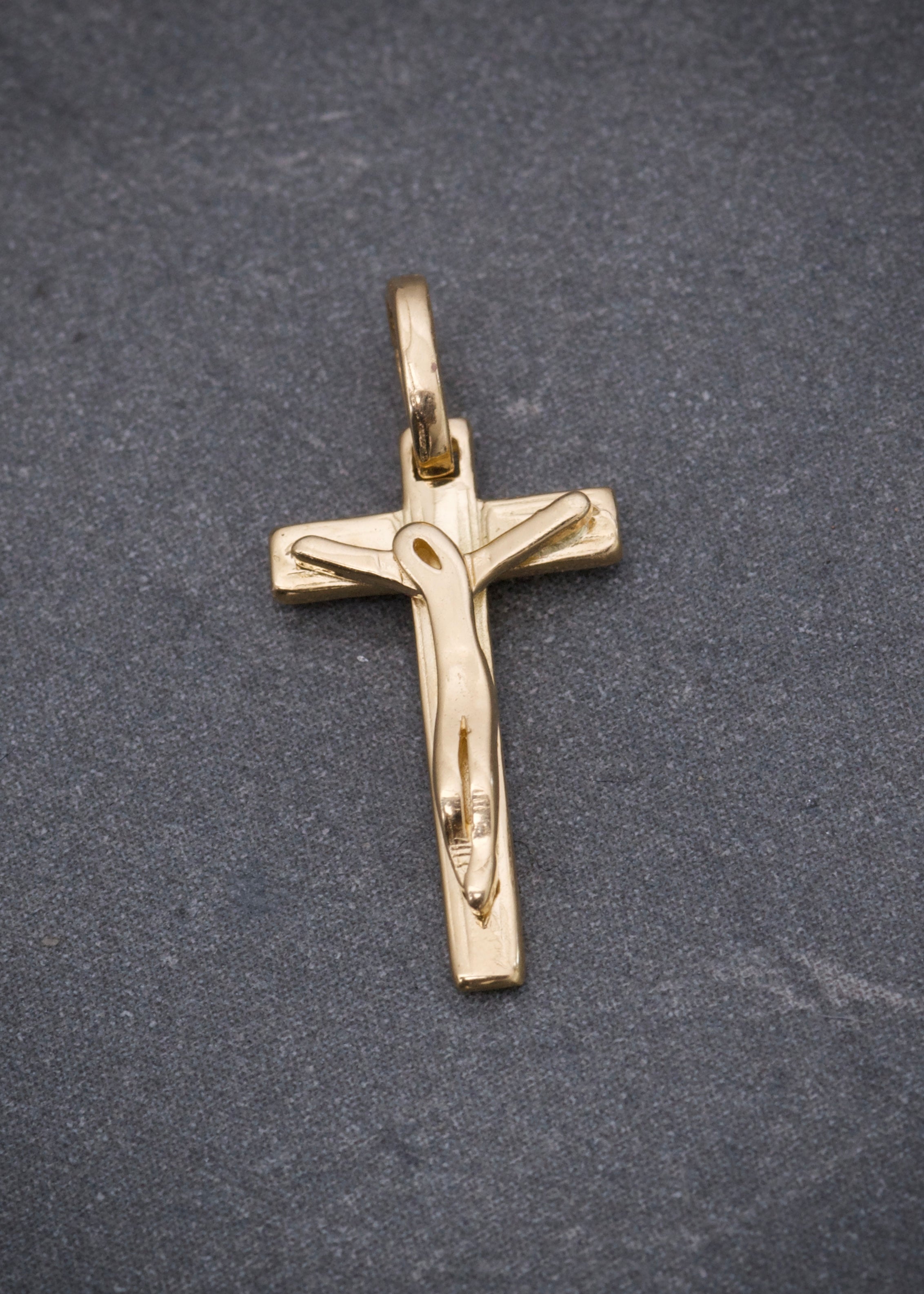 Dije cruz con cristo 0.85gr / Largo 2cm / Oro Amarillo Nac*