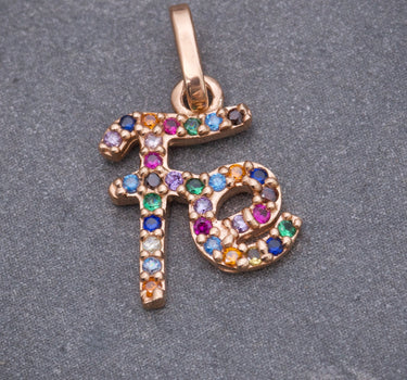 Dije fe con swarovski multicolor 0.85gr / Largo 1.8cm / Oro Rosado Nac*