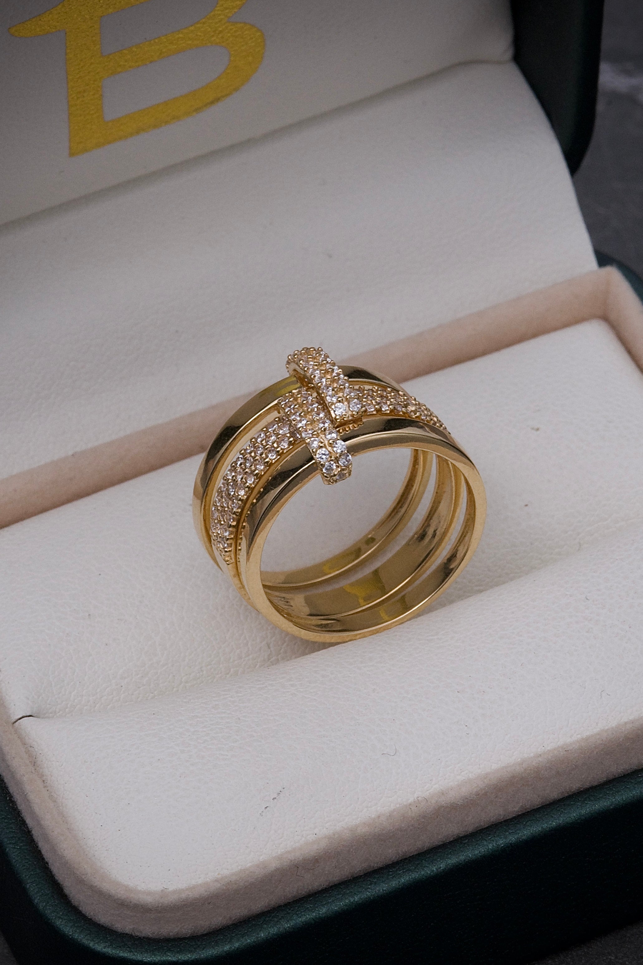 Anillo con swarovski blanco 6.8gr / TALLA 6 3/4 / Oro Amarillo Nac B