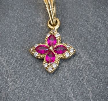 Dije de florr con swarovski fucsia y blanco 1.05gr / 1.5cm / Oro Amarillo Nac B