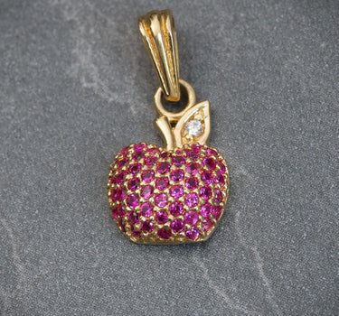 Dije de manzana con swarovski fucsia 1.3gr / 1.5cm / Oro Amarillo Nac B