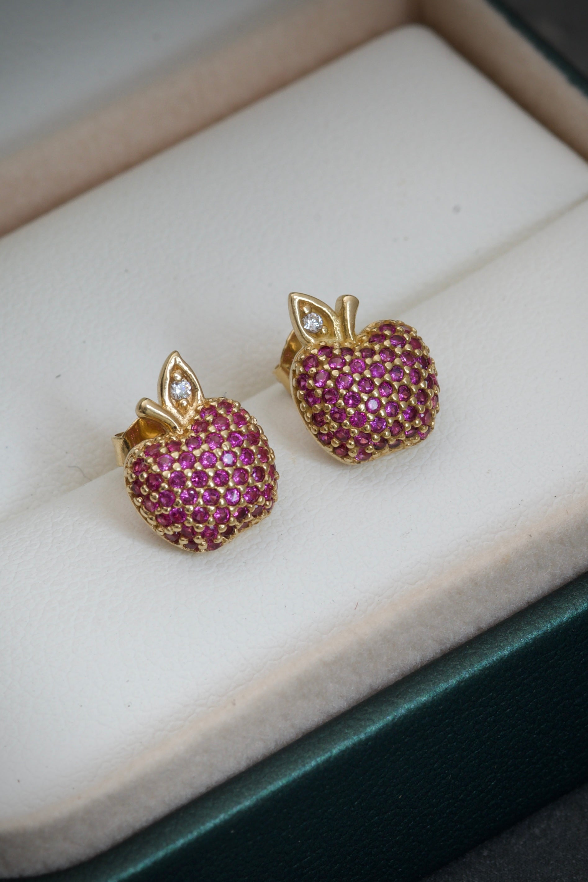 Topos de manzana con swarovski fucsia 2.55gr / 1.3cm / Oro Amarillo Nac B