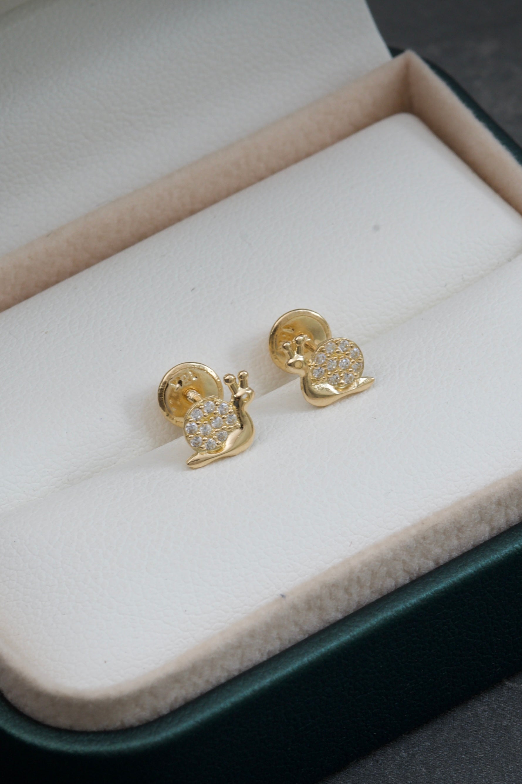 Topos de caracol con swarovski blanco 0.9gr / 0.6cm / Oro Amarillo Nac B