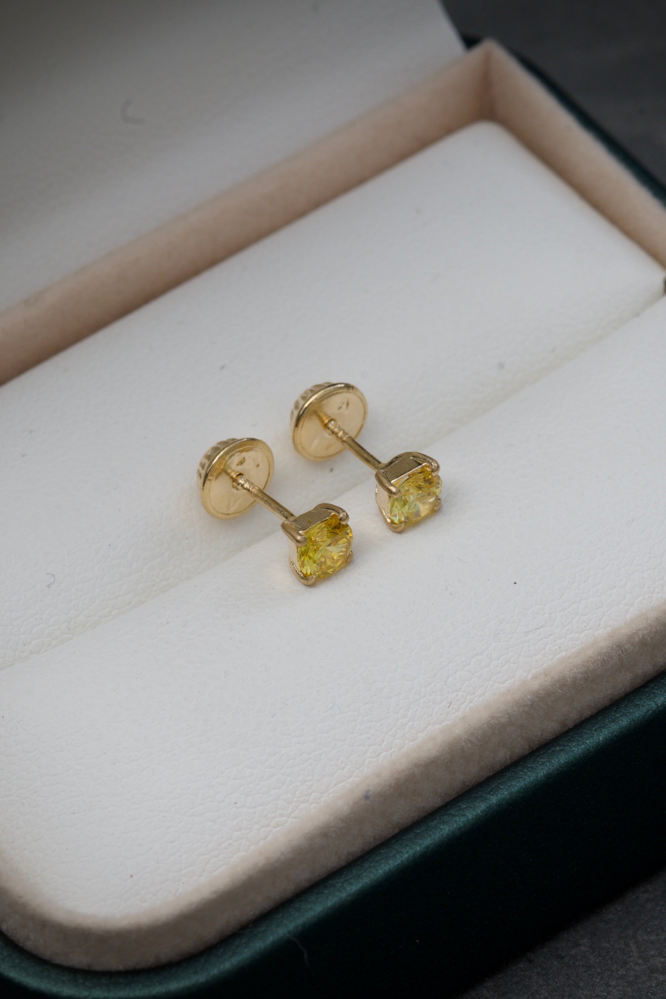 Topos con swarovski amarillo 0.9gr / 0.4cm / Oro Amarillo Nac B
