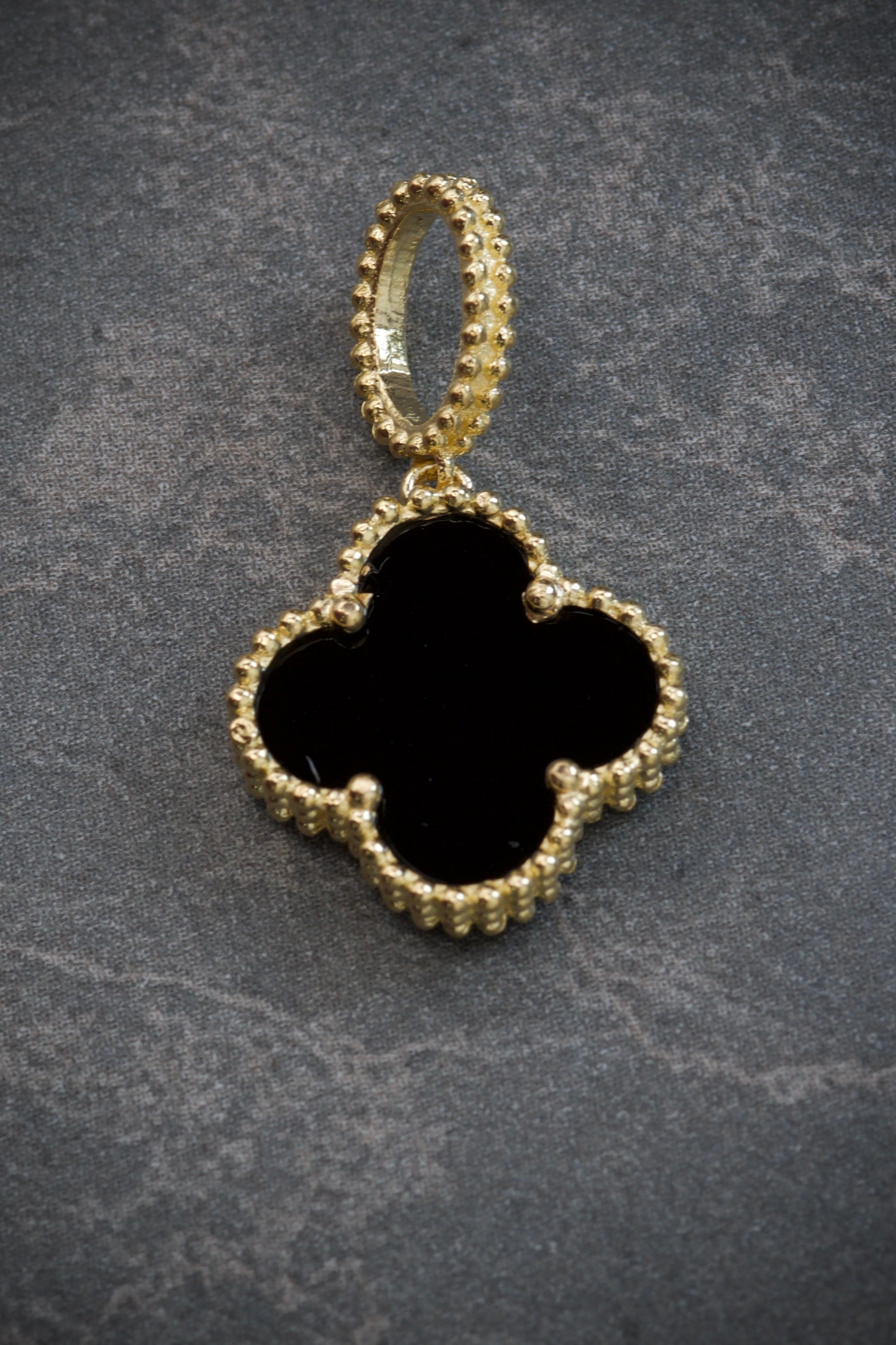 Dije lucky clover 1.85gr / Largo 2.3cm / Oro Amarillo Nac B