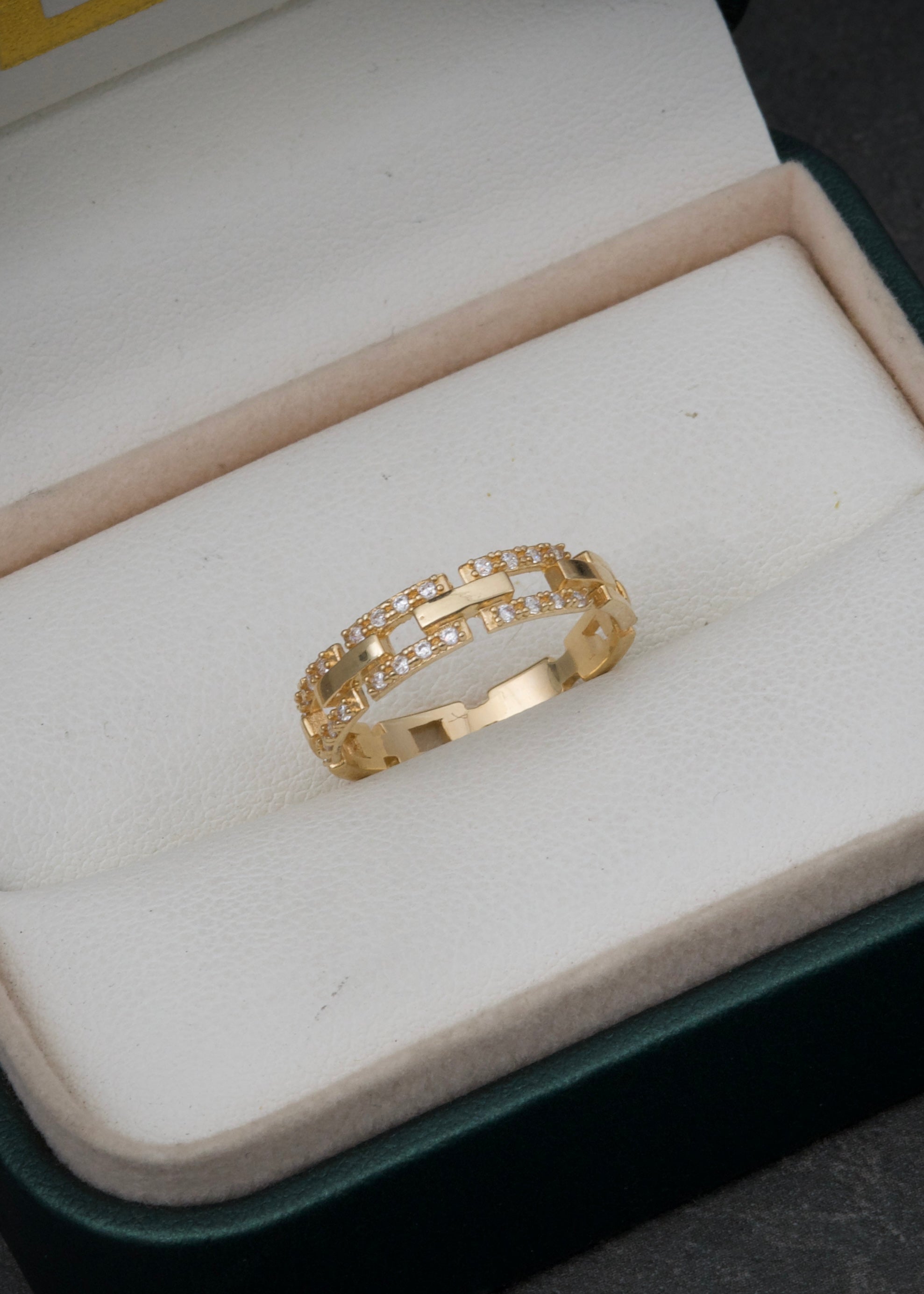 Anillo con swarovski blanco 2.6gr / TALLA 6 3/4 / Oro Amarillo Nac B
