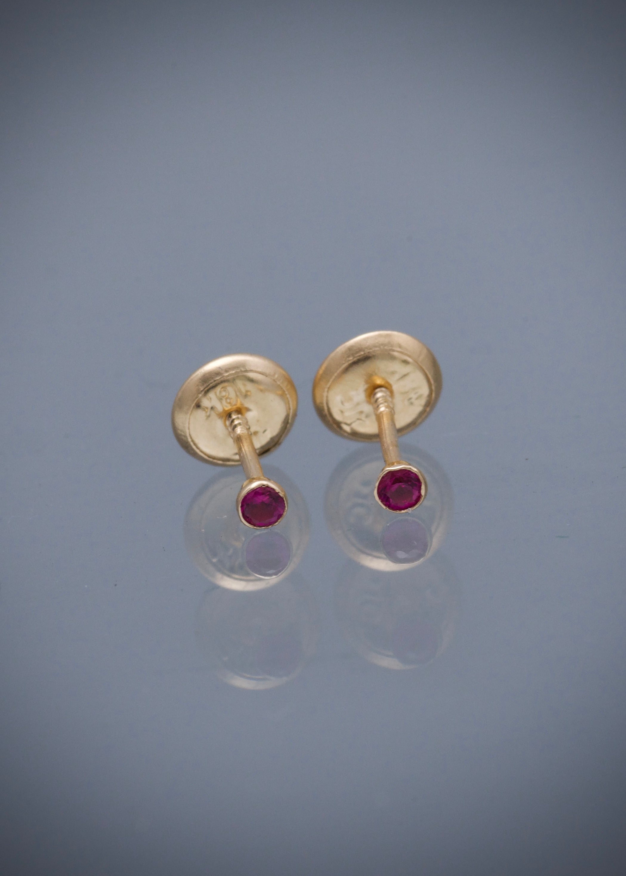Topos circulo con swarovski fucsia 0.4gr / Largo 0.23cm / Oro Amarillo Nac*