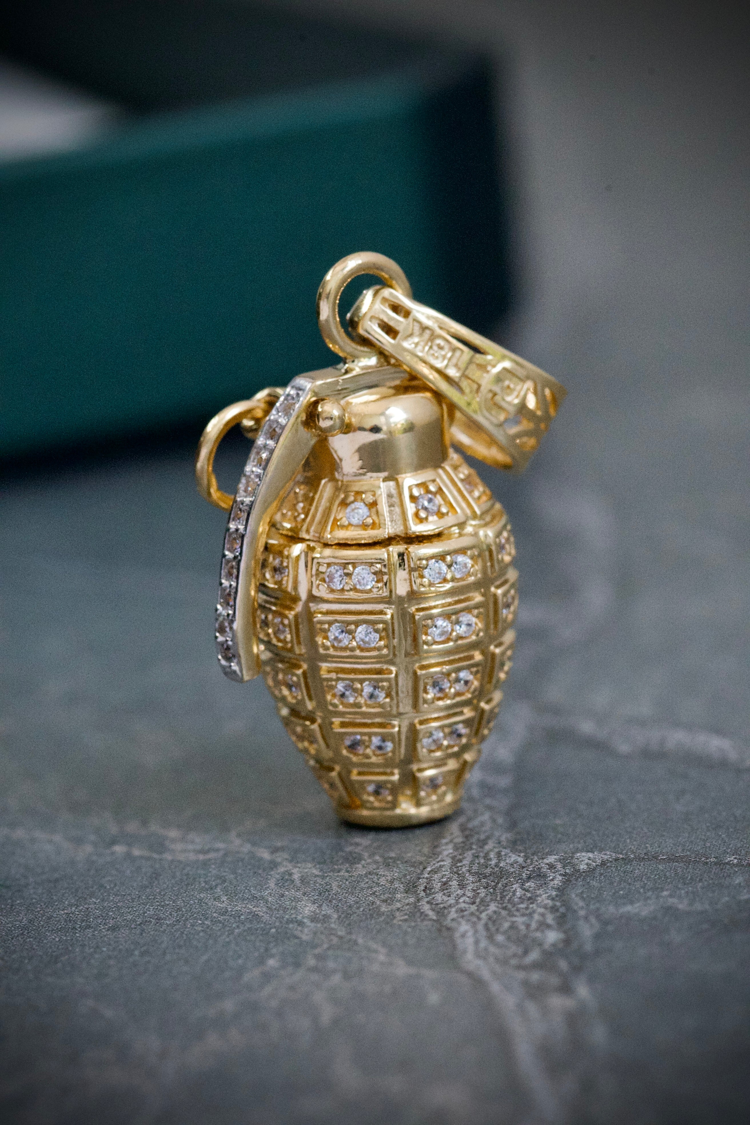 Dije de granada con swarovski blanco 7.2gr / Oro Amarillo Nac B