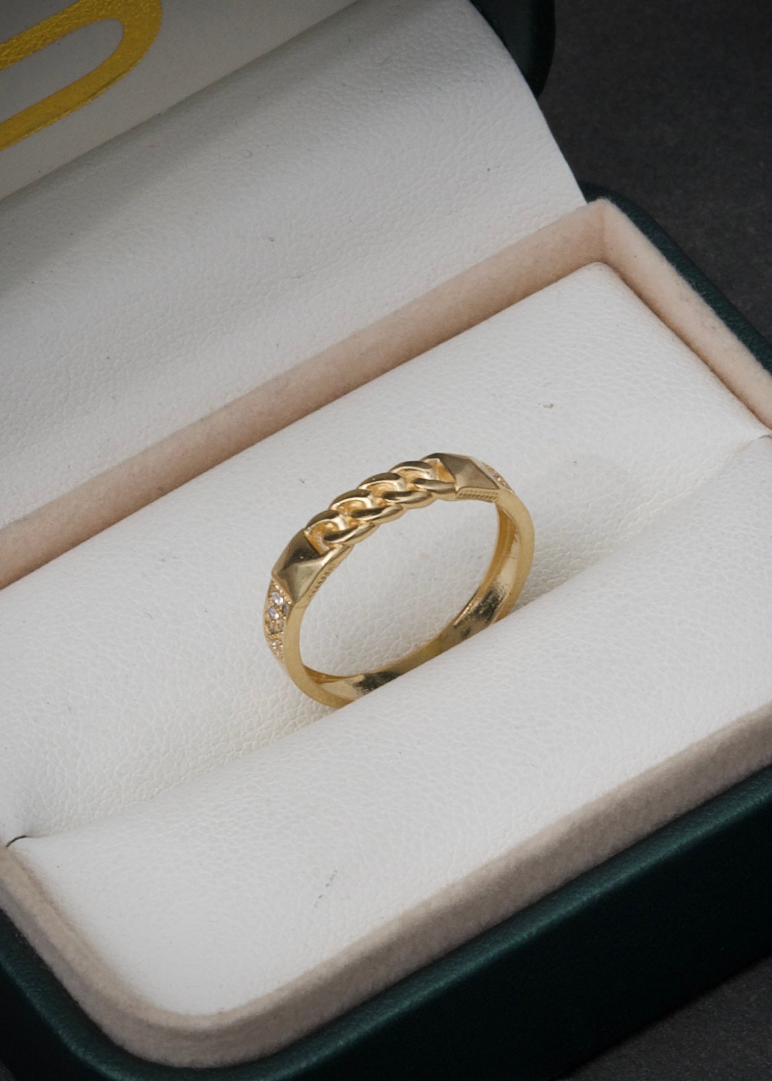 Anillo con swarovski blanco 2.3gr / TALLA 6 1/4 / Oro Amarillo Nac B