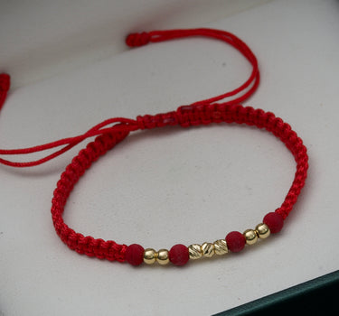 Pulsera en hilo rojo con bolas lisas. diamantadas y neoprenos 0.3gr / Oro Amarillo (Joya) M