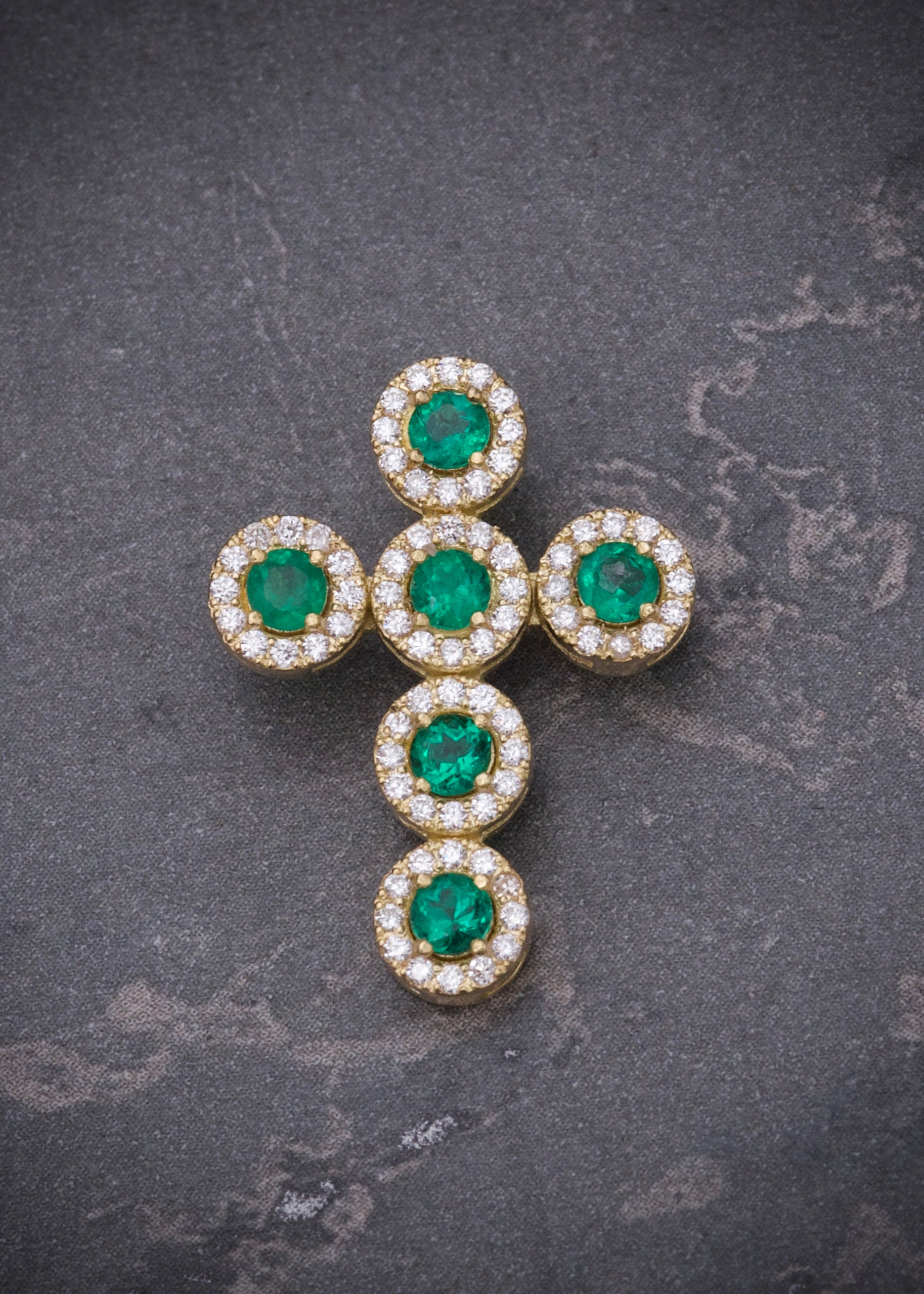 Dije cruz con 60pts de esmeralda y 33pts de diamantes 2.95gr / Largo 2.3cm / Oro Amarillo (Joya) M