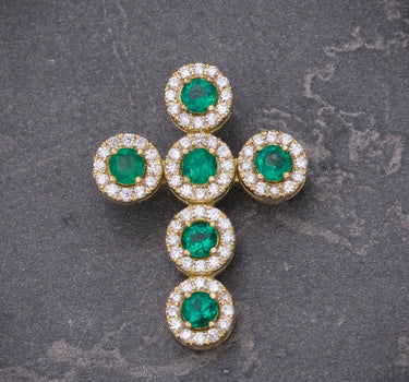 Dije cruz con 60pts de esmeralda y 33pts de diamantes 2.95gr / Largo 2.3cm / Oro Amarillo (Joya) M