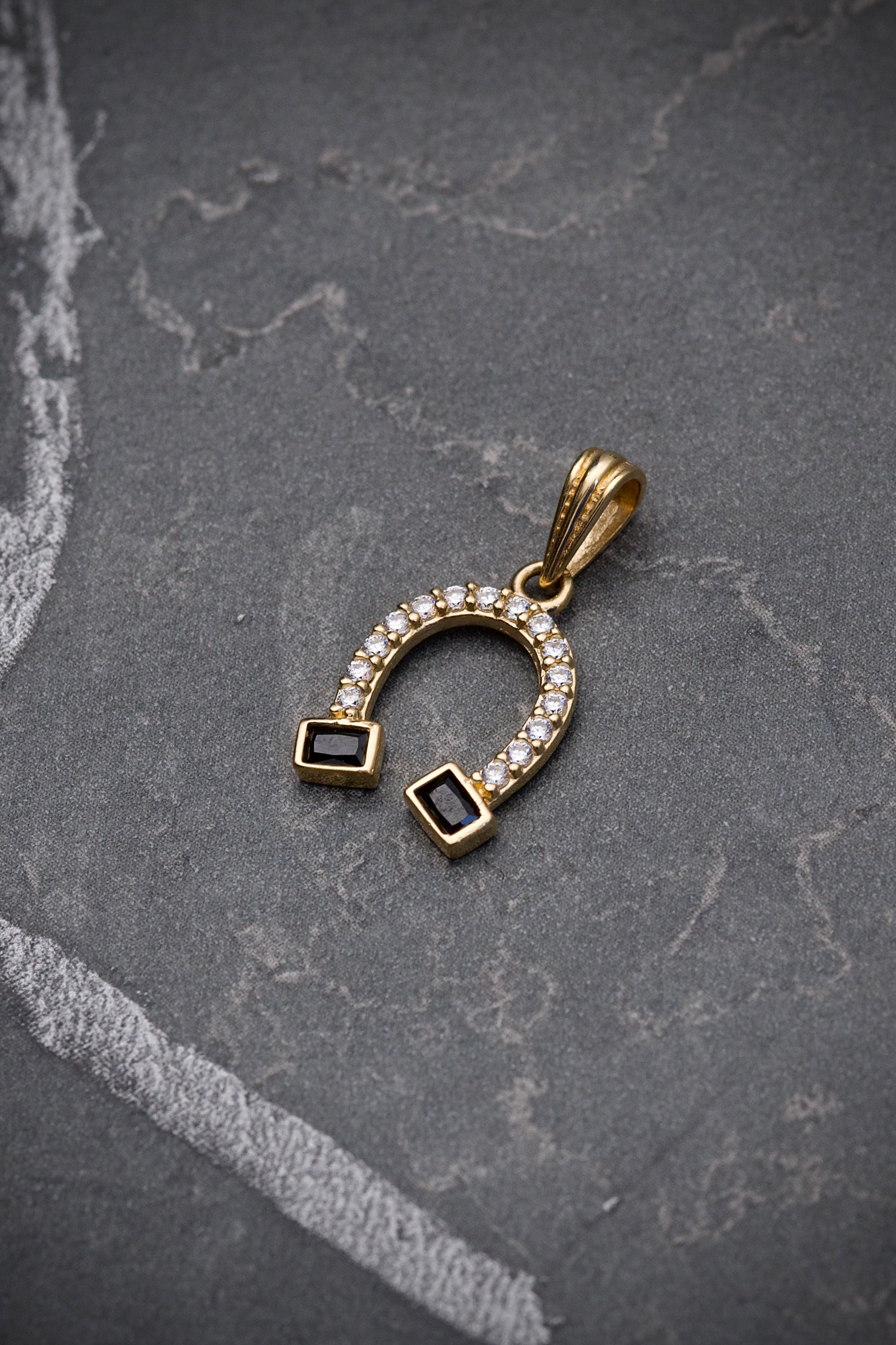 Dije de herradura con swarovski negro y blanco 1.2gr / 2cm / Oro Amarillo Nac B