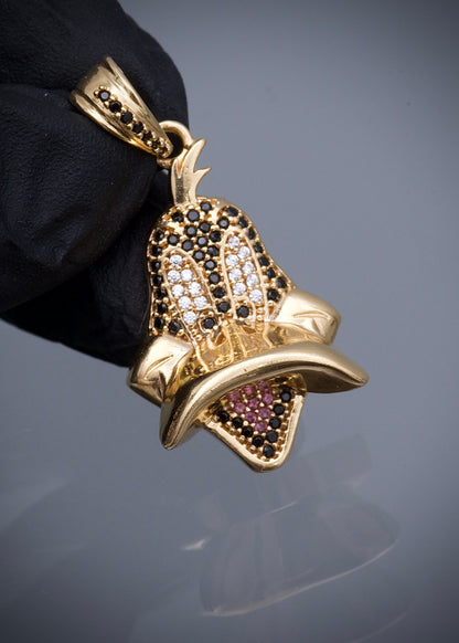 Dije pato lucas con swarovski multicolor 6.85gr / Largo 3.6cm / Oro Amarillo Nac B