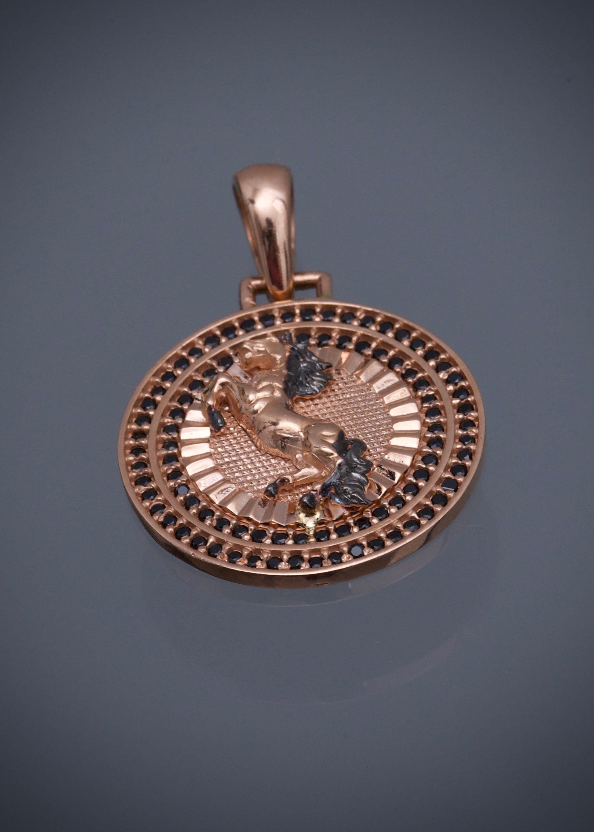 Dije medalla de caballo con swarovski negro 4.35gr / Largo 3.1cm / Oro Rosado Nac B
