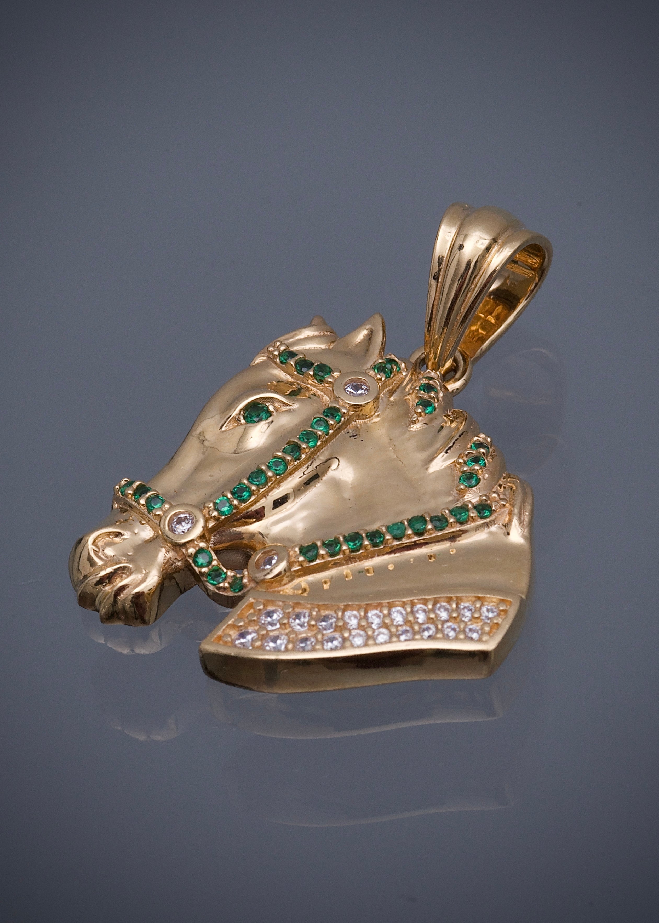 Dije caballo con swarovski verde y blanco 15.8gr / Largo 4cm / Oro Amarillo Nac B