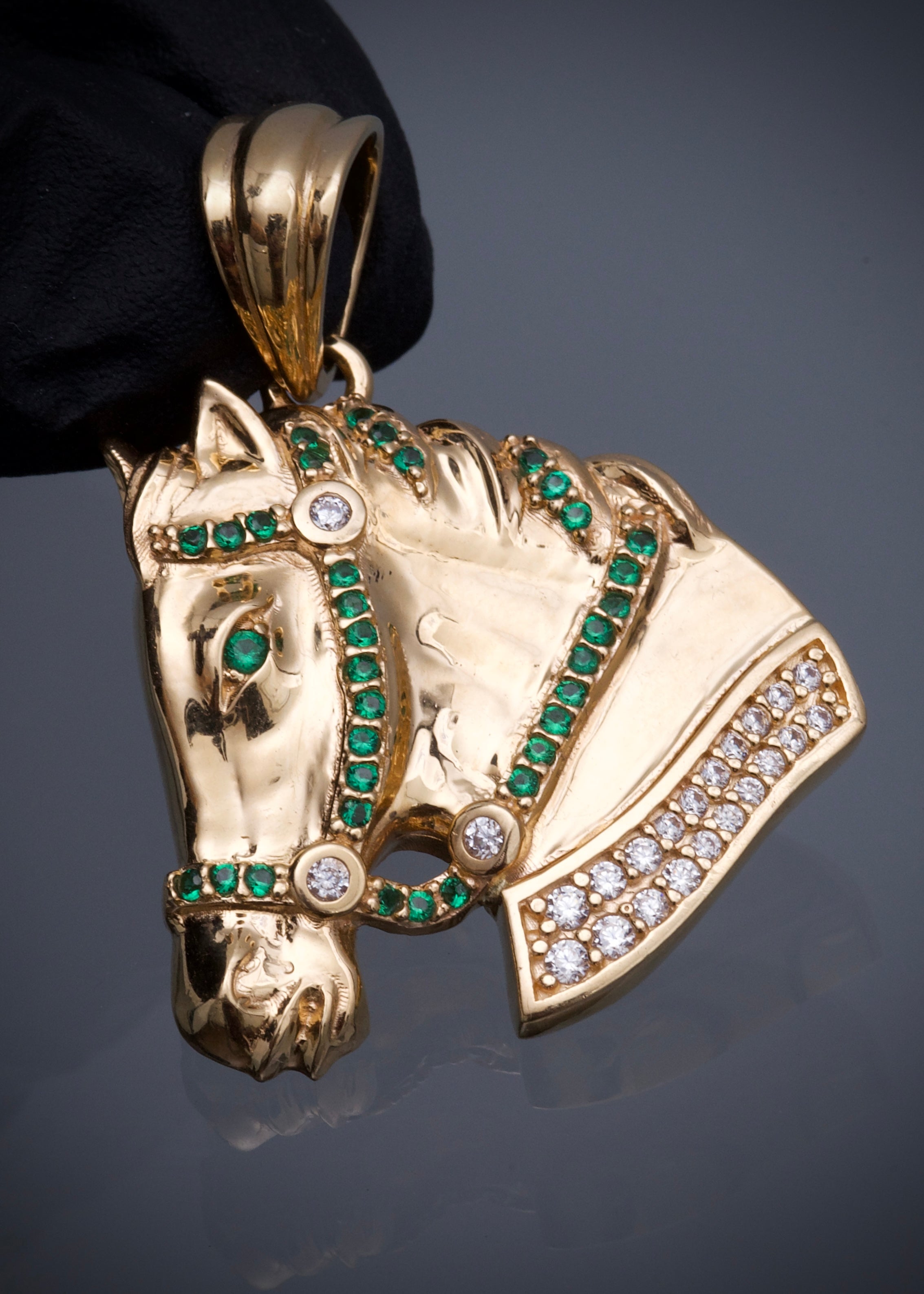 Dije caballo con swarovski verde y blanco 15.8gr / Largo 4cm / Oro Amarillo Nac B