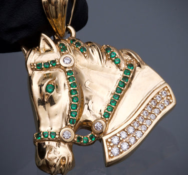 Dije caballo con swarovski verde y blanco 15.8gr / Largo 4cm / Oro Amarillo Nac B
