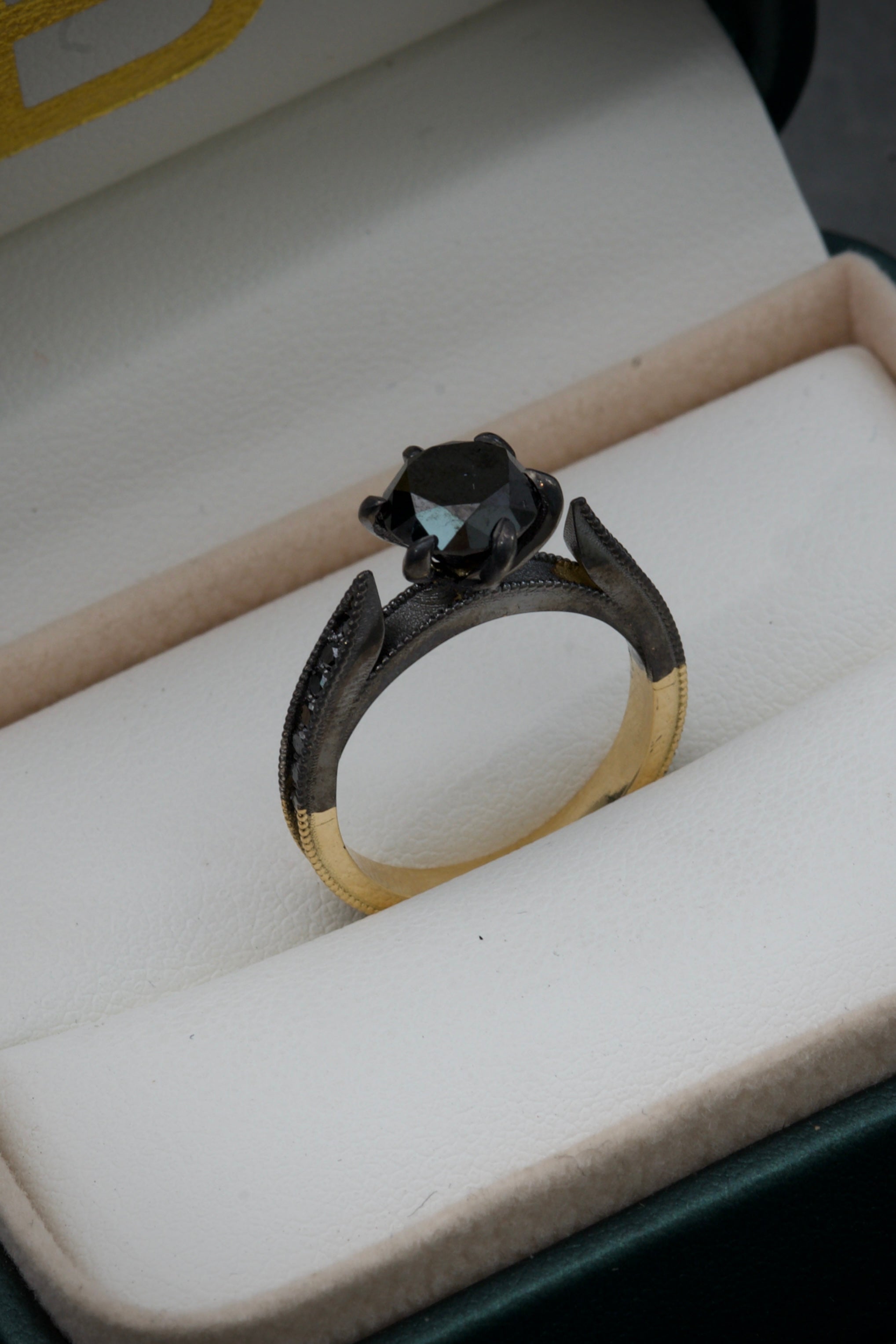 Solitario con 238pts de diamante negro central y 55pts laterales en diamante negro 5.15gr Talla 6 1/2 / Oro Amarillo (Joya) M