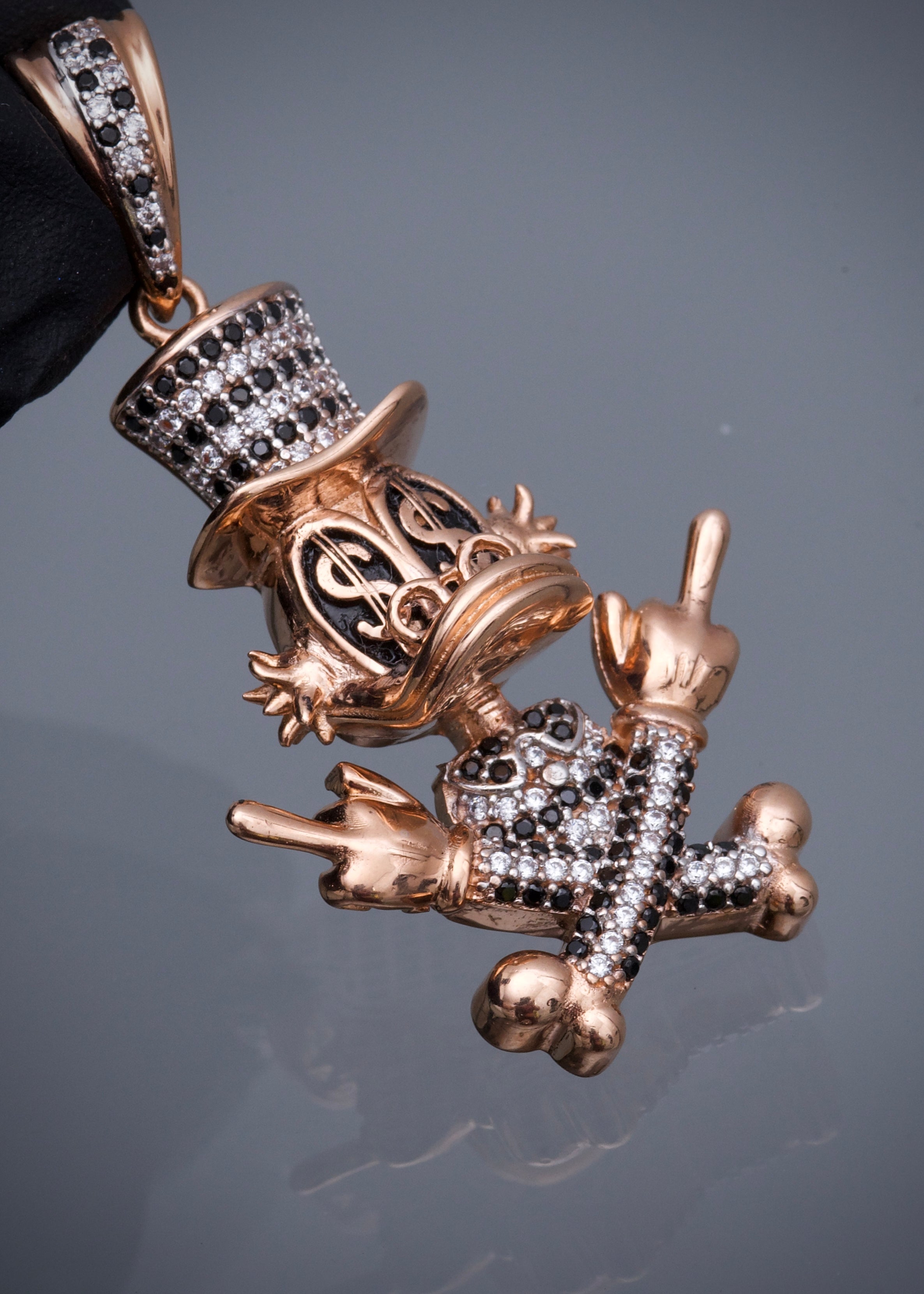 Dije tio rico con swarovski negro y blanco 11.9gr / Largo 5cm / Oro Rosado Nac B