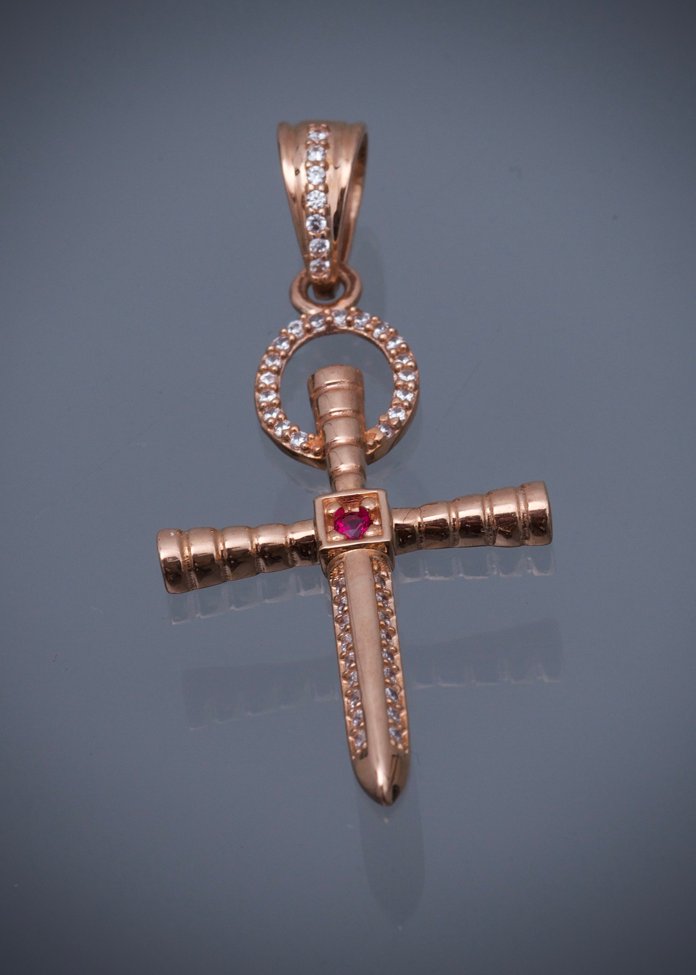 Dije cruz con swarovski blanco y fucsia 3.45gr / Largo 4.3cm / Oro Rosado Nac B