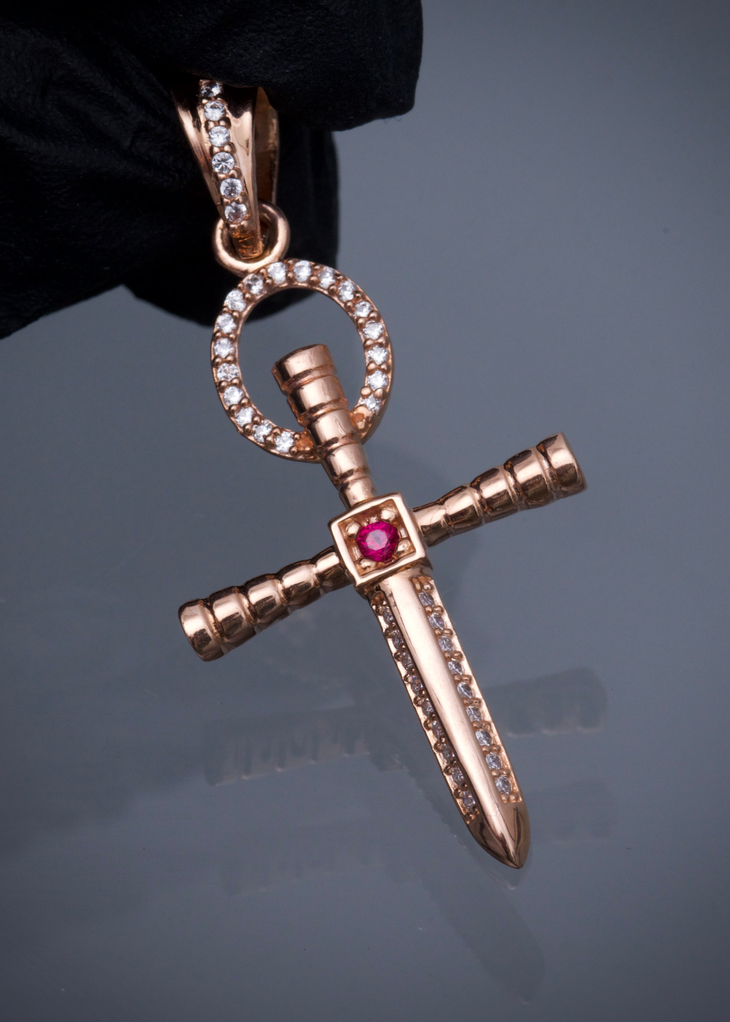 Dije cruz con swarovski blanco y fucsia 3.45gr / Largo 4.3cm / Oro Rosado Nac B