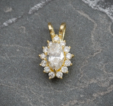 Dije con 25pts de diamante blanco central y 13pts de diamantes blancos laterales 0.7gr / 1cm / Oro Amarillo (Joya) M