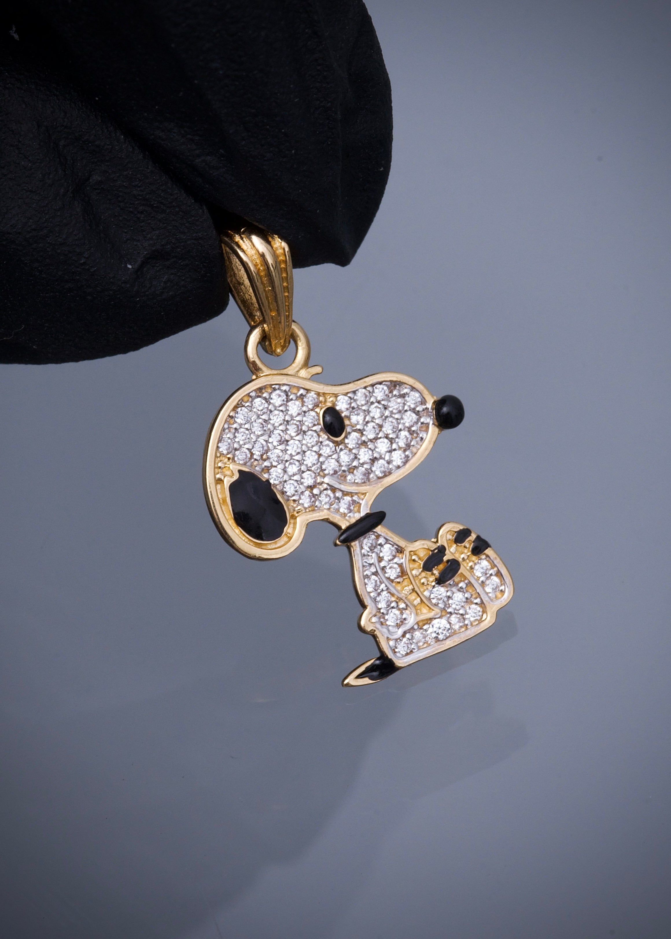 Dije snoopy con swarovksi blanco 1.9gr / Largo 2.4cm / Oro Amarillo Nac B