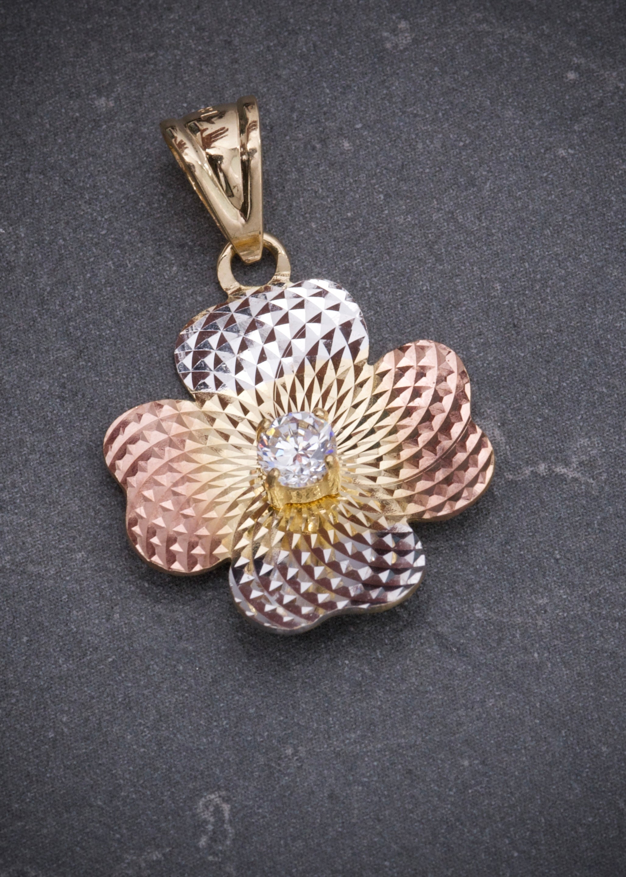 Dije flor con swarovski blanco 2gr / Largo 2.6cm / Tres Oros italy +3 B