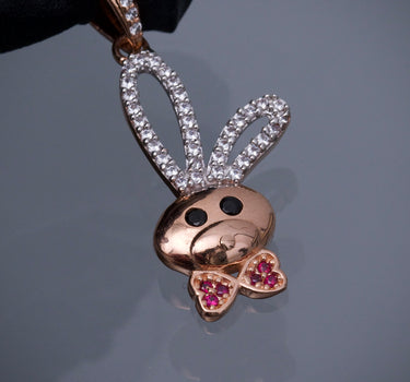 Dije conejo con swarovski fucsia y blanco 2.25gr / Largo 3.1cm / Oro Rosado Nac B