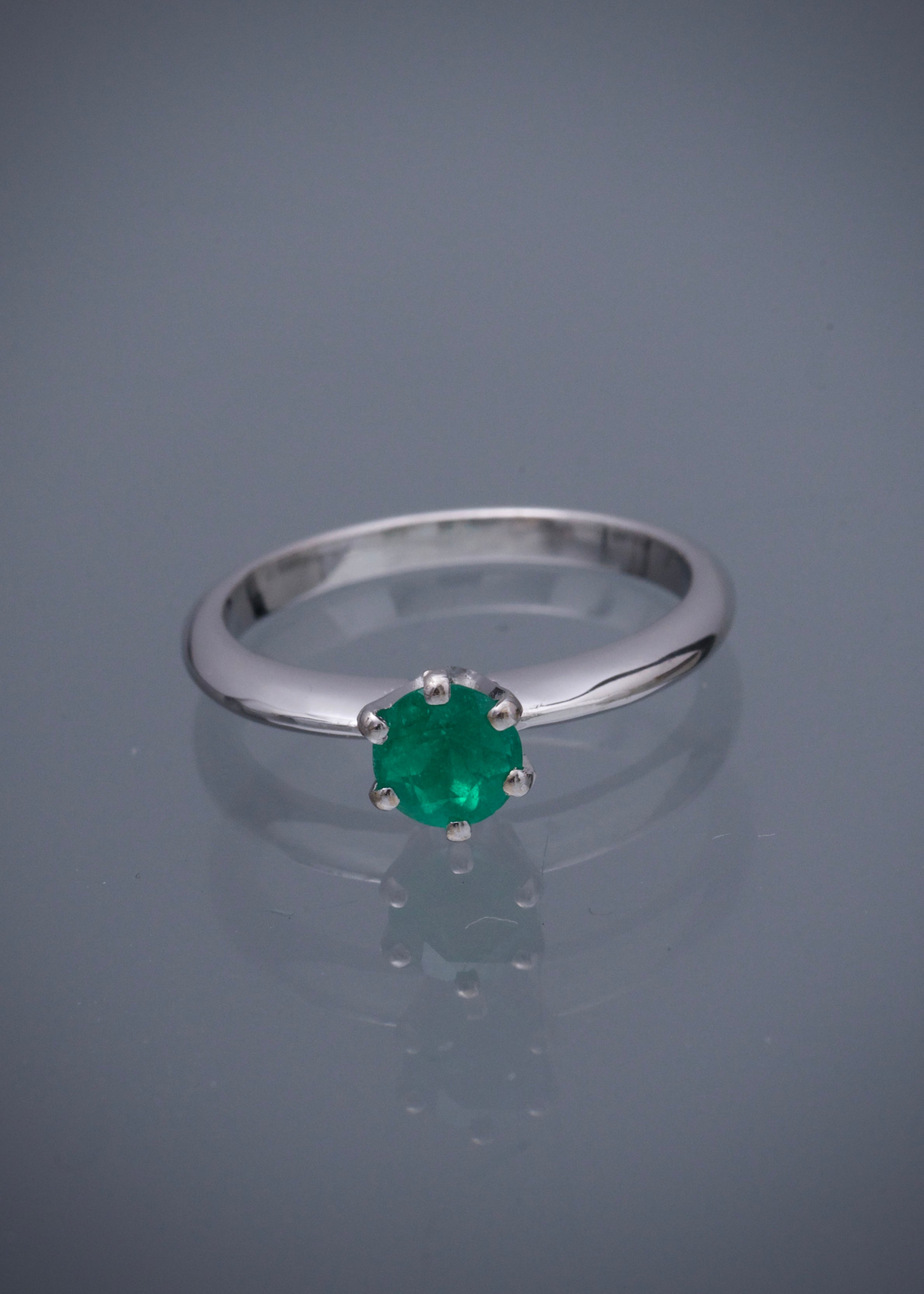 Solitario con 62pts de esmeralda 3.25gr / TALLA 6 1/2 / Oro Blanco (Joya) M