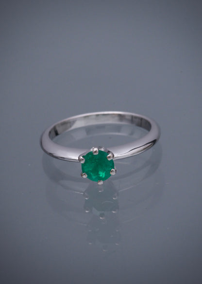 Solitario con 62pts de esmeralda 3.25gr / TALLA 6 1/2 / Oro Blanco (Joya) M
