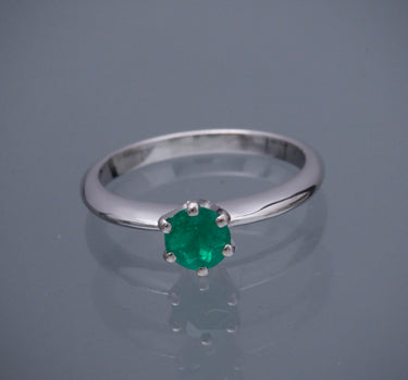 Solitario con 62pts de esmeralda 3.25gr / TALLA 6 1/2 / Oro Blanco (Joya) M