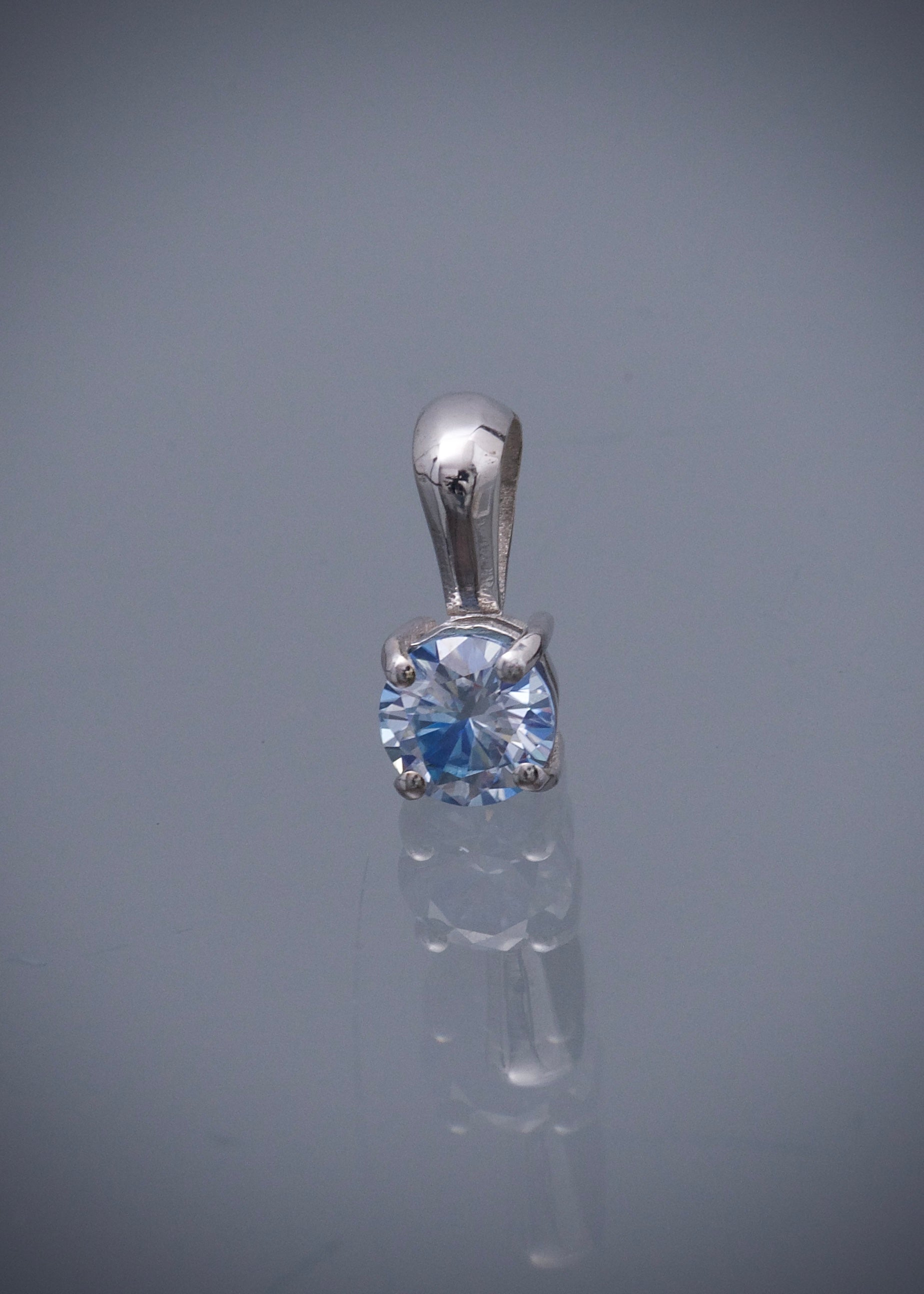 Dije con 44pts de moissanita 0.7gr / Largo 1cm / Oro Blanco (Joya) P