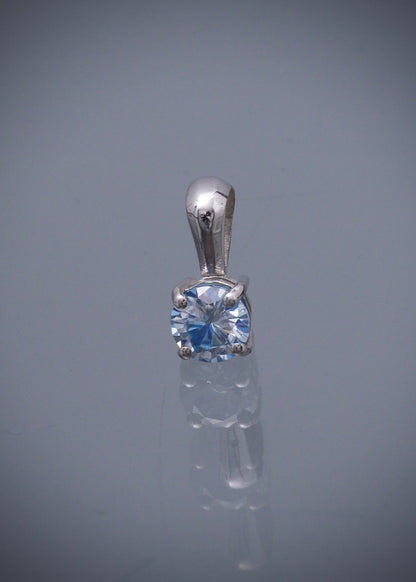 Dije con 44pts de moissanita 0.7gr / Largo 1cm / Oro Blanco (Joya) P
