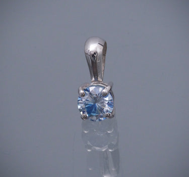 Dije con 44pts de moissanita 0.7gr / Largo 1cm / Oro Blanco (Joya) P