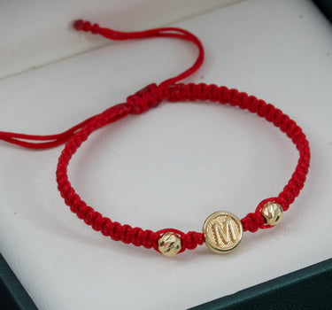 Pulsera en hilo rojo con herraje de letra M y bolas diamantadas 0.65gr / Oro Amarillo Nac (Joya) M