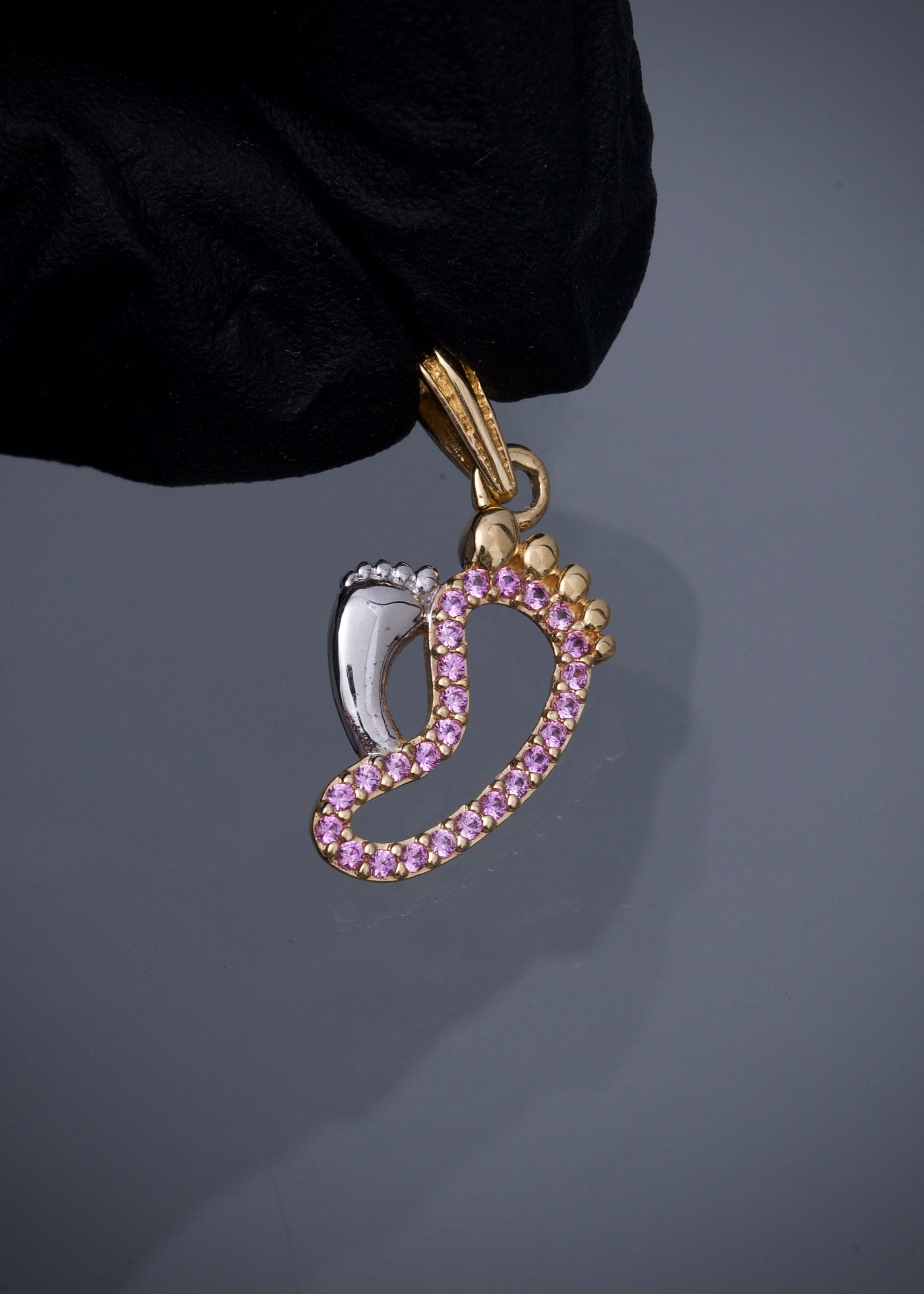 Dije de pies con swarovski rosado 1.05gr / Largo 2.1cm / Oro amarillo  Nac B